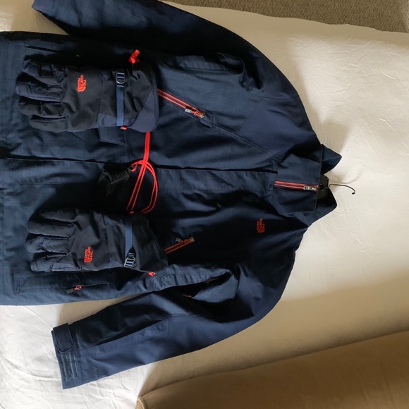 North face ski jacket with matching gloves - Picture 2 of 3